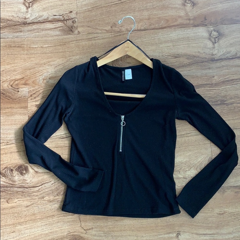 Black zip top 🌚